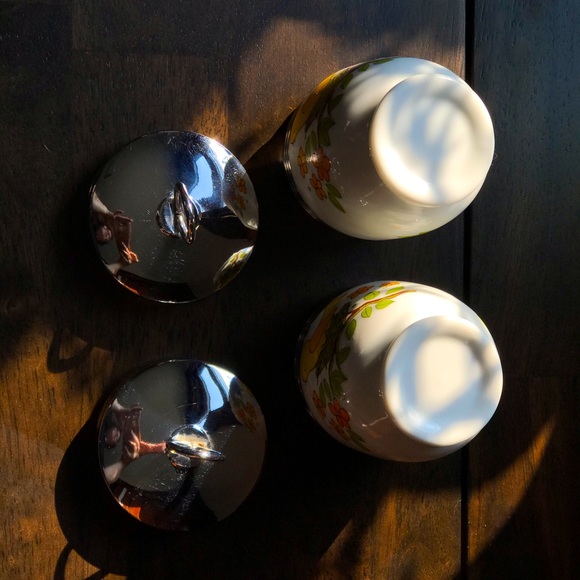 SOLD๐ทVntg Milk Glass Egg Coddle jars with lids ๐ฃ๐ฃ - Picture 5 of 7